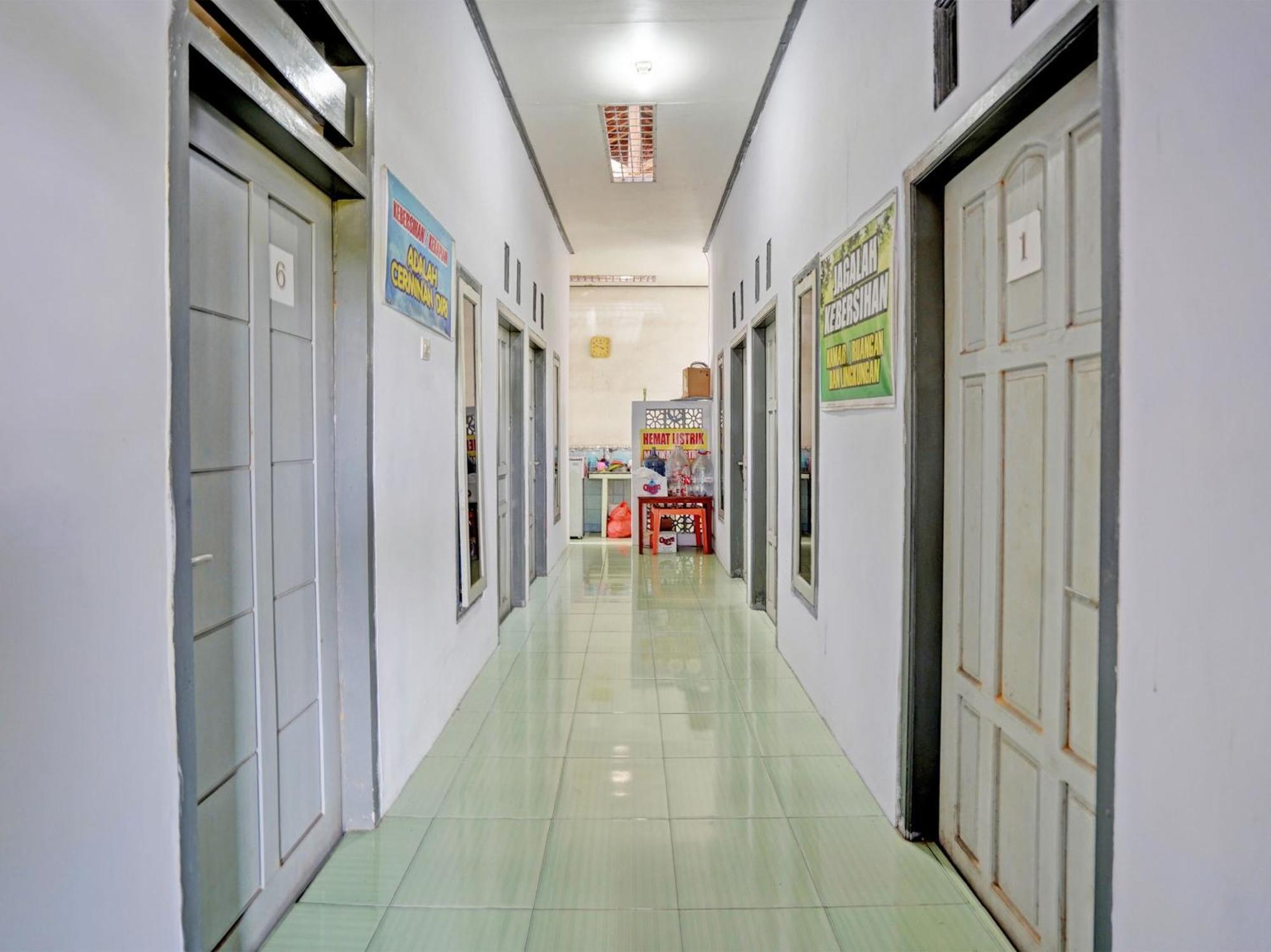 Oyo Life 92937 Kost Putri Sarkara Syariah Banyuwangi (East Java) Exterior foto