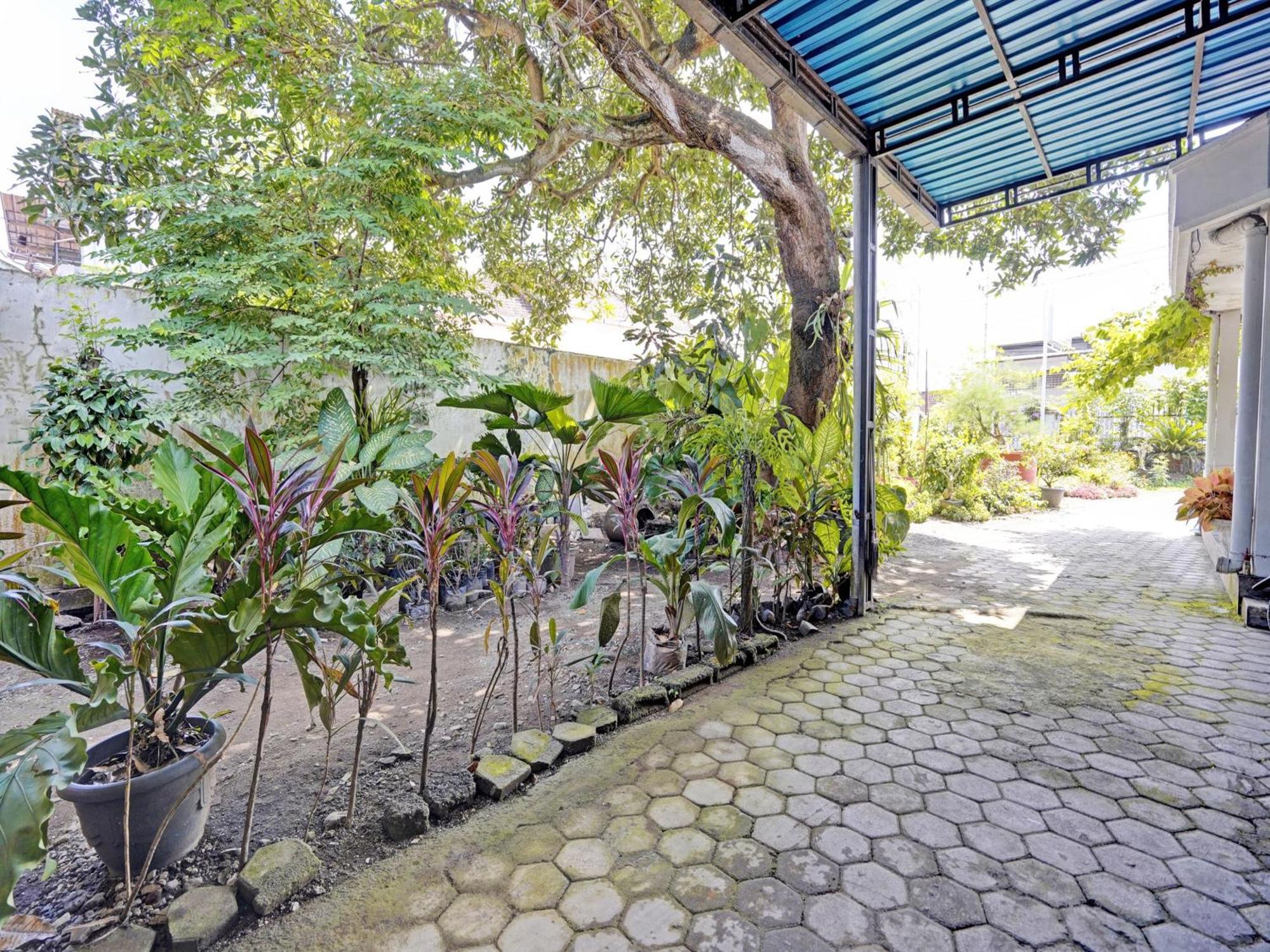 Oyo Life 92937 Kost Putri Sarkara Syariah Banyuwangi (East Java) Exterior foto