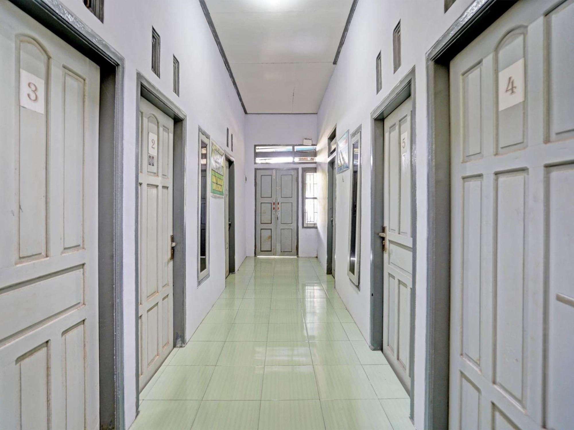 Oyo Life 92937 Kost Putri Sarkara Syariah Banyuwangi (East Java) Exterior foto