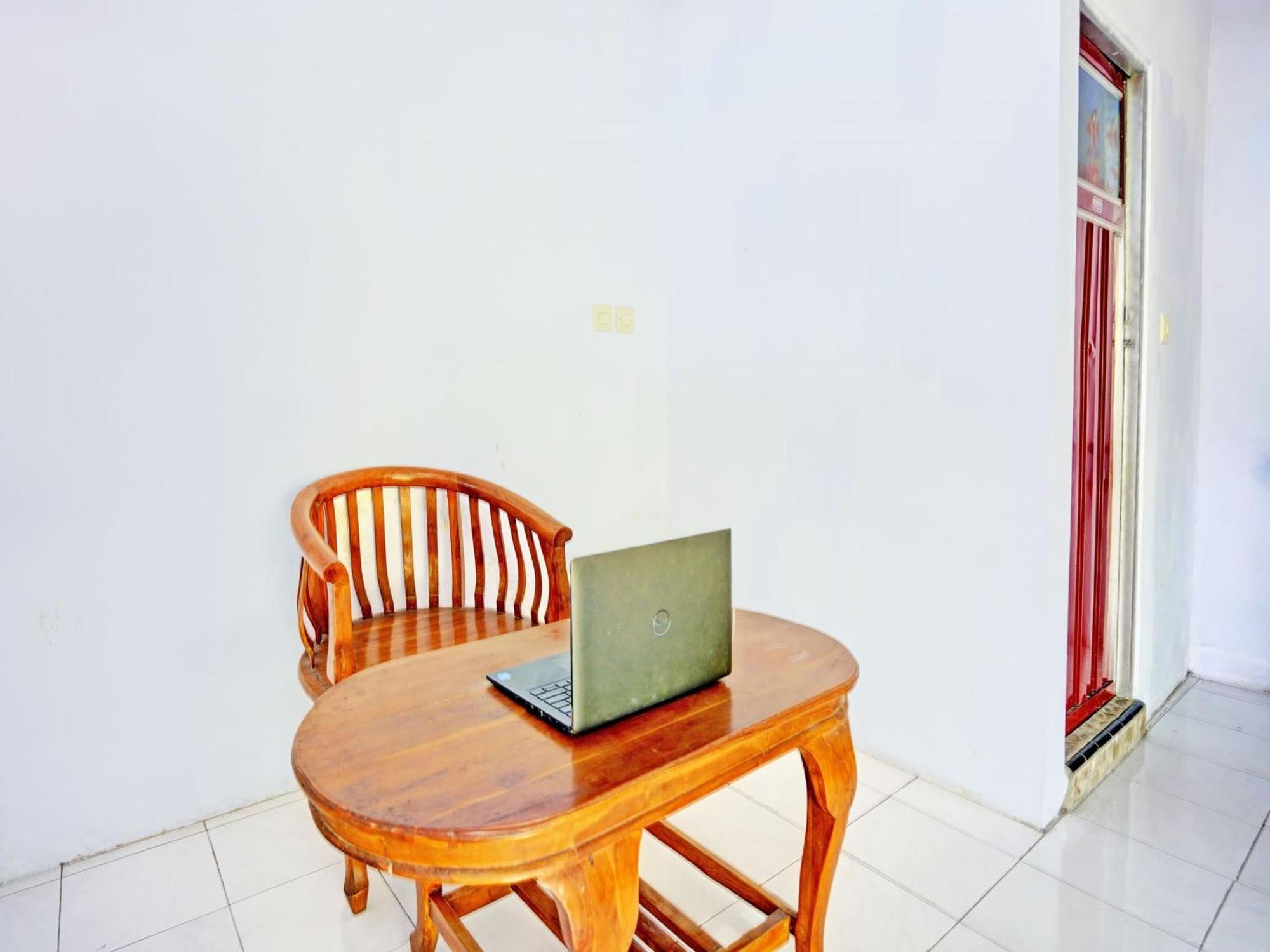 Oyo Life 92937 Kost Putri Sarkara Syariah Banyuwangi (East Java) Exterior foto