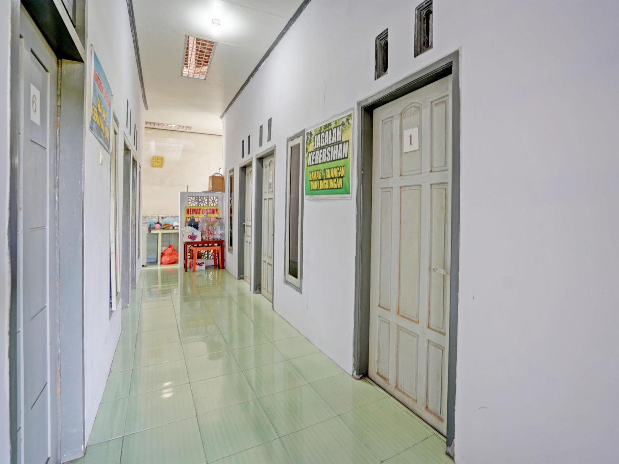 Oyo Life 92937 Kost Putri Sarkara Syariah Banyuwangi (East Java) Exterior foto