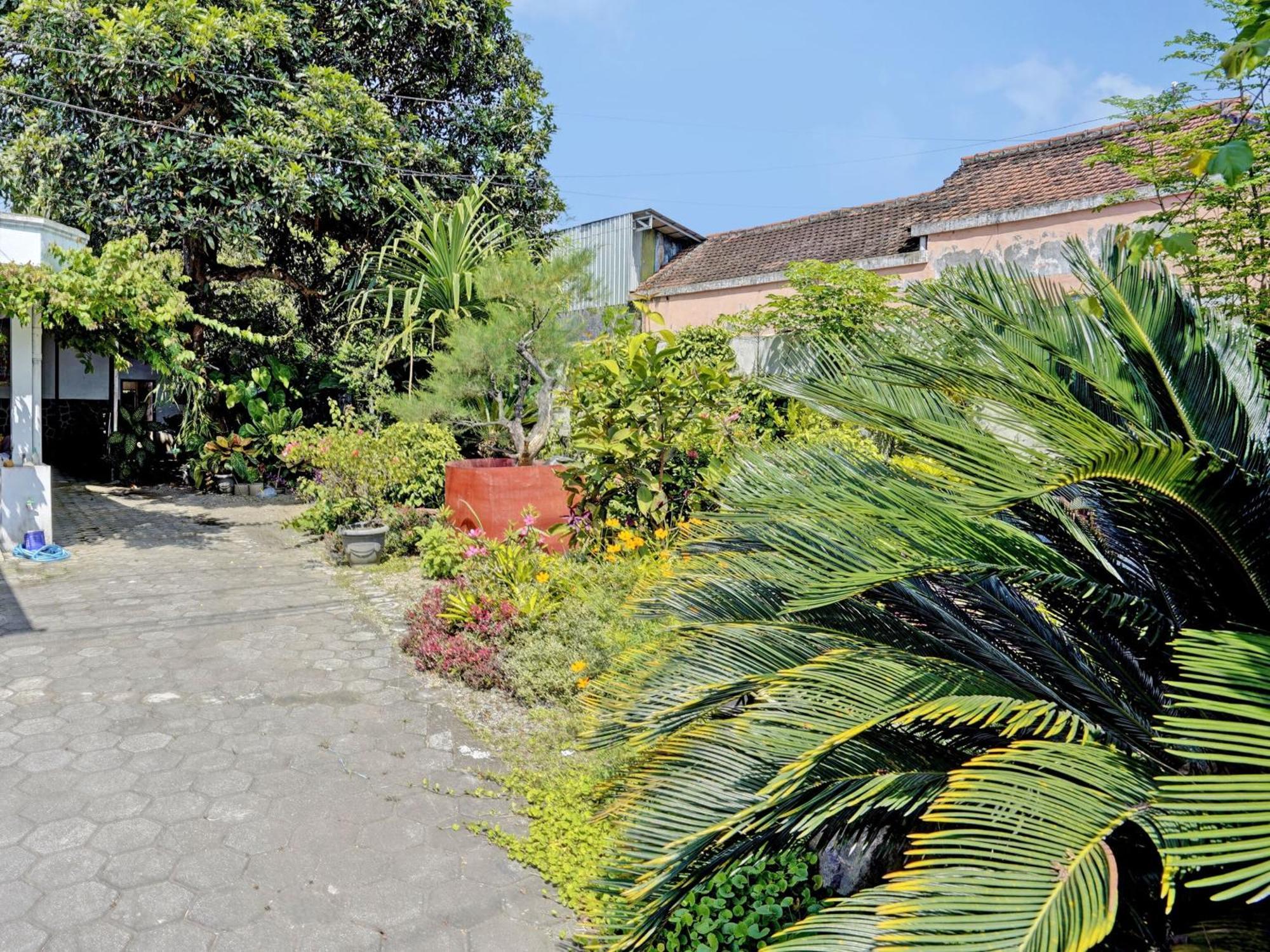 Oyo Life 92937 Kost Putri Sarkara Syariah Banyuwangi (East Java) Exterior foto
