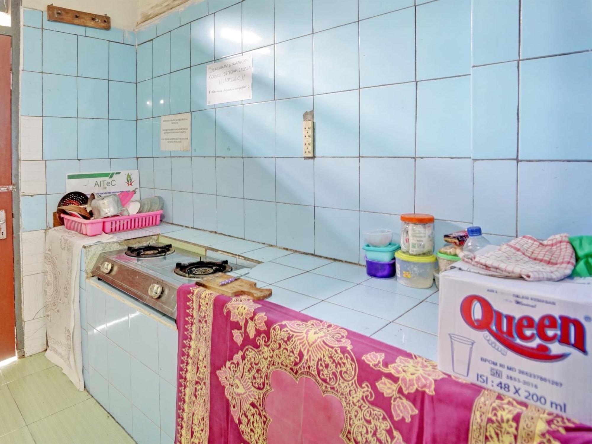 Oyo Life 92937 Kost Putri Sarkara Syariah Banyuwangi (East Java) Exterior foto