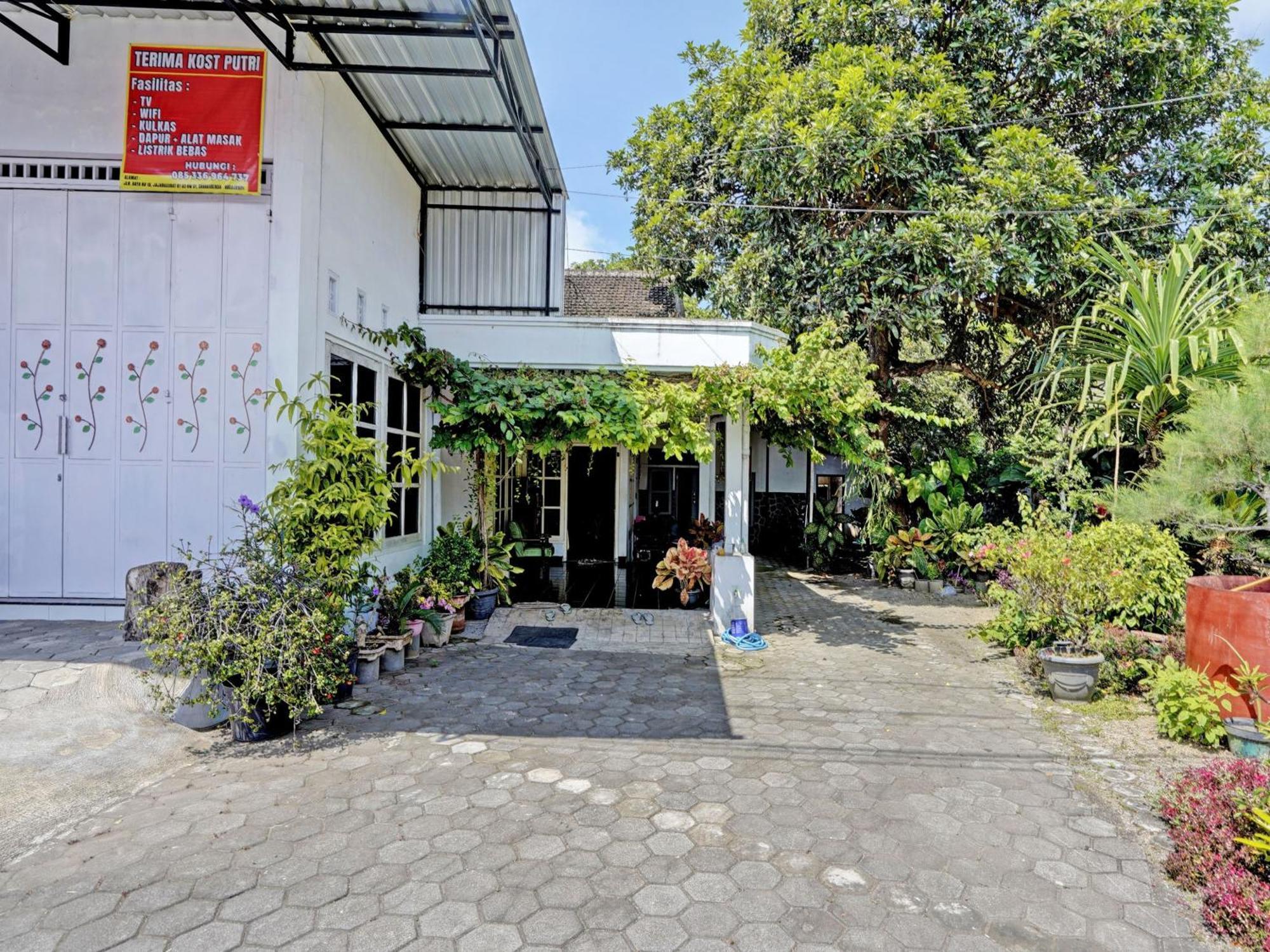 Oyo Life 92937 Kost Putri Sarkara Syariah Banyuwangi (East Java) Exterior foto