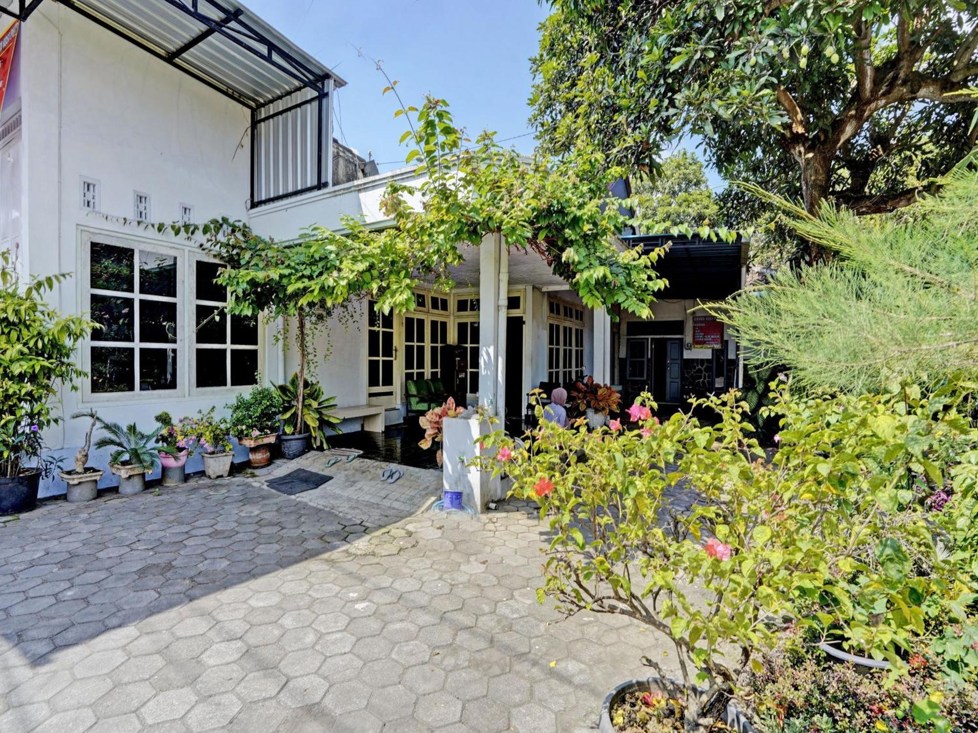 Oyo Life 92937 Kost Putri Sarkara Syariah Banyuwangi (East Java) Exterior foto