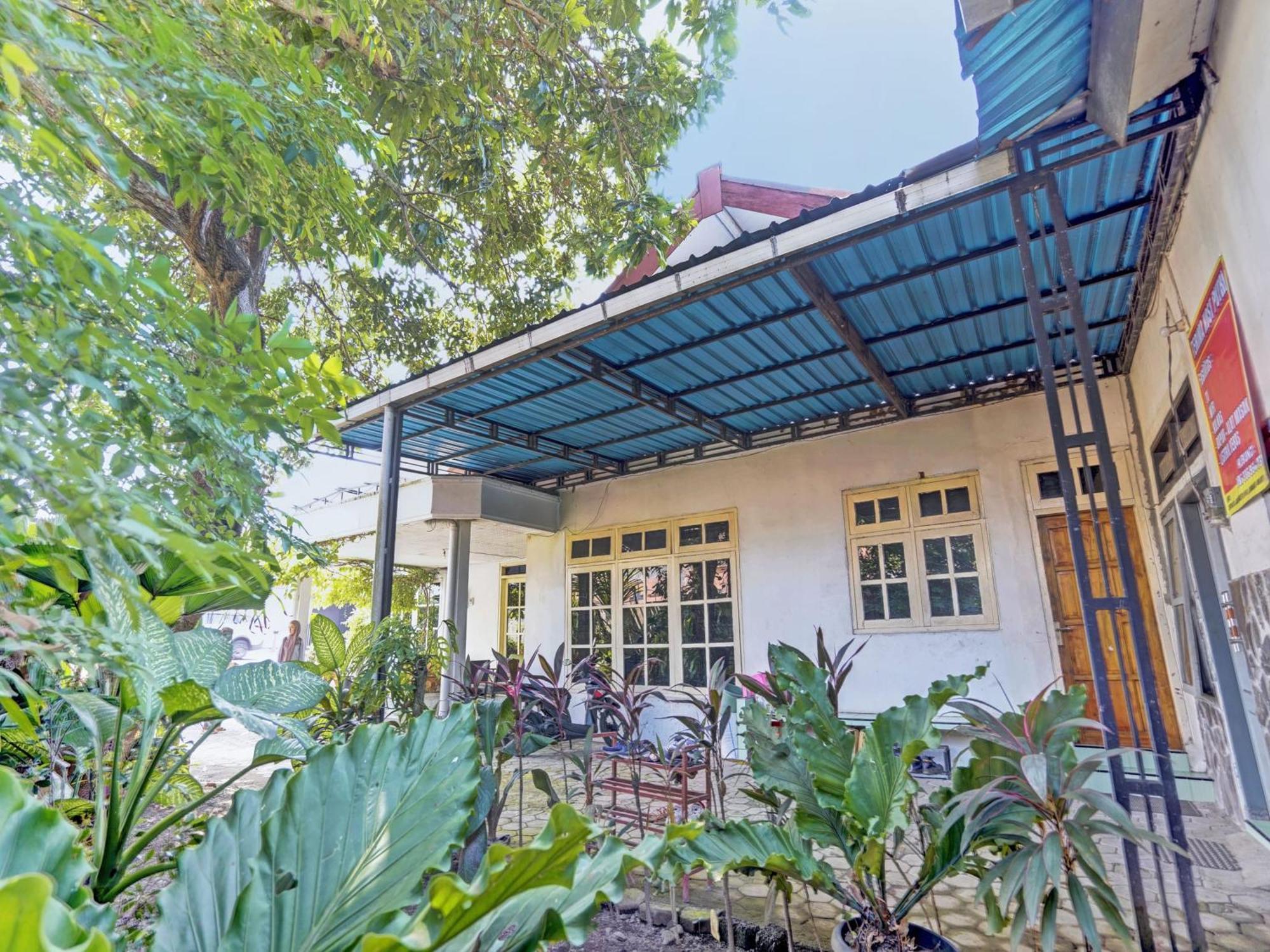 Oyo Life 92937 Kost Putri Sarkara Syariah Banyuwangi (East Java) Exterior foto