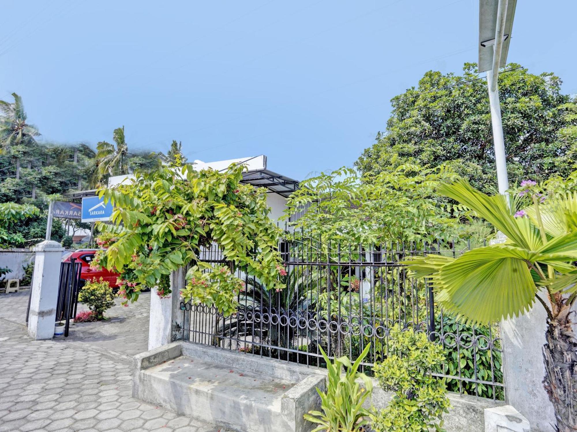 Oyo Life 92937 Kost Putri Sarkara Syariah Banyuwangi (East Java) Exterior foto