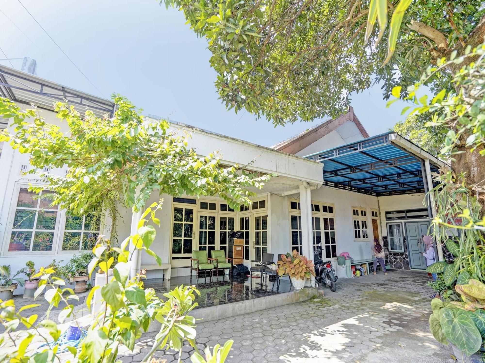 Oyo Life 92937 Kost Putri Sarkara Syariah Banyuwangi (East Java) Exterior foto